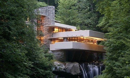 1. Fallingwater: Biệt thự trên thác - một tuyệt phẩm kiến trúc của KTS nổi tiếng người Mỹ - Frank Lloyd Wright trở nên vô cùng nổi tiếng, khi nằm cheo leo trên thác nước của con suối Bear Run gần Mill Run, tiểu bang Pennsylvania. Mặc dù nằm ở một vùng quê hẻo lánh, nhưng Fallingwater nổi tiếng đến mức, trung bình 160.000 du khách đến thăm mỗi năm.